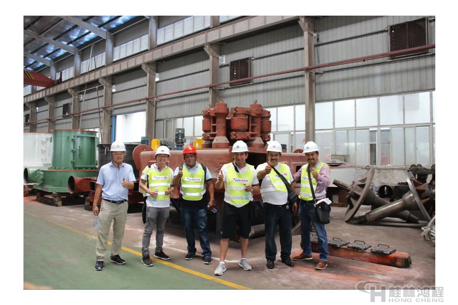 桂林鸿程磨粉机生产基地迎接中美洲矿业考察团参观