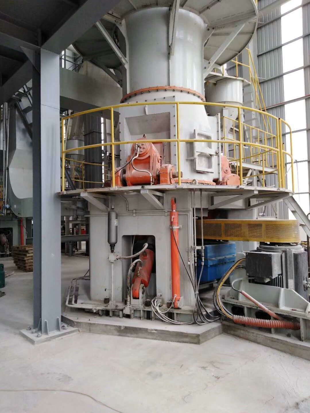 巨石集团埃及HLMX超细立式磨粉机项目投产